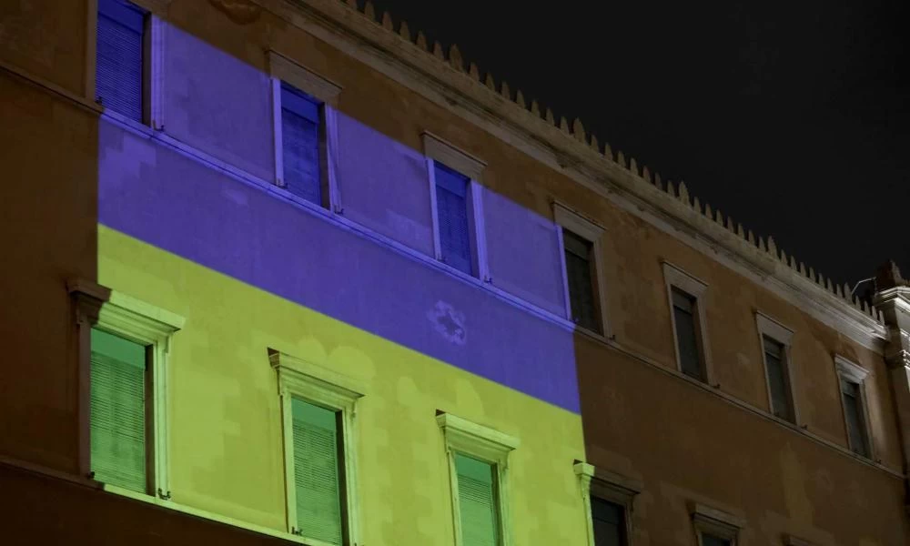 Ρώσικη εισβολή: Με τα χρώματα της Ουκρανίας φωταγωγείται η Βουλή των Ελλήνων